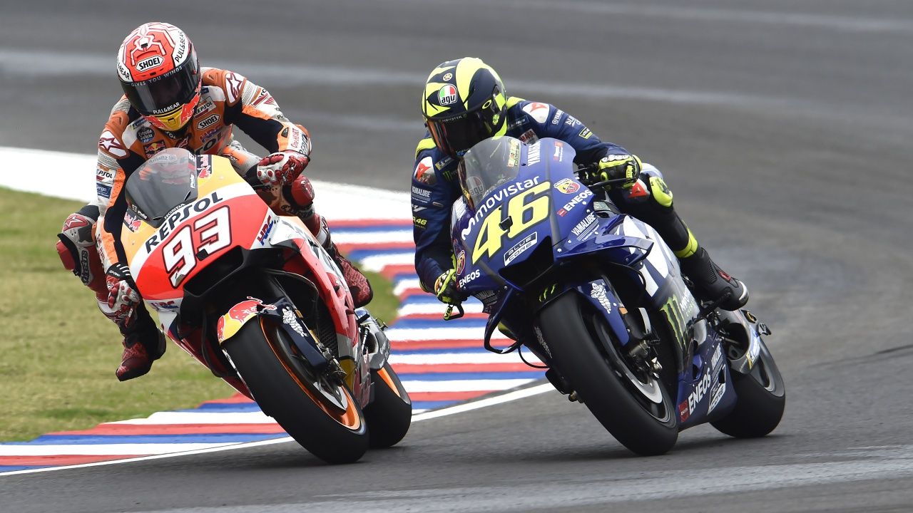Marc Márquez tira a Valentino Rossi