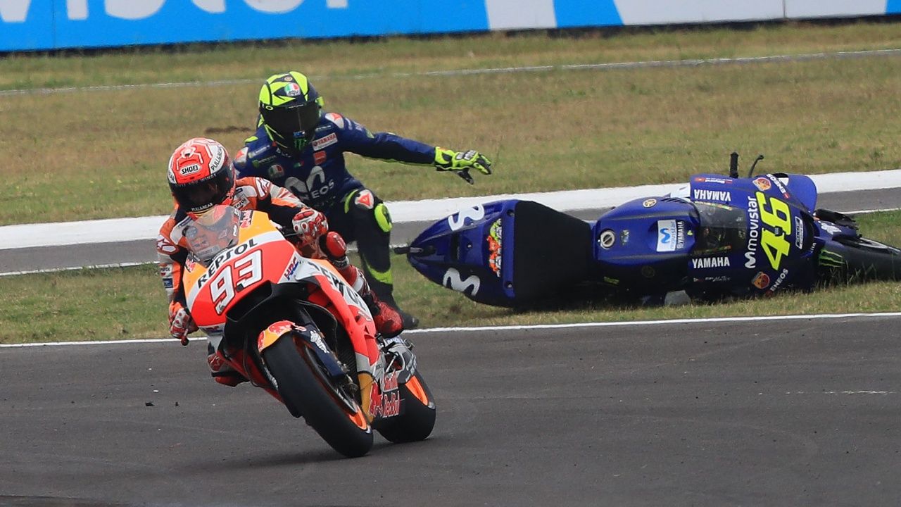 Marc Márquez tira a Valentino Rossi