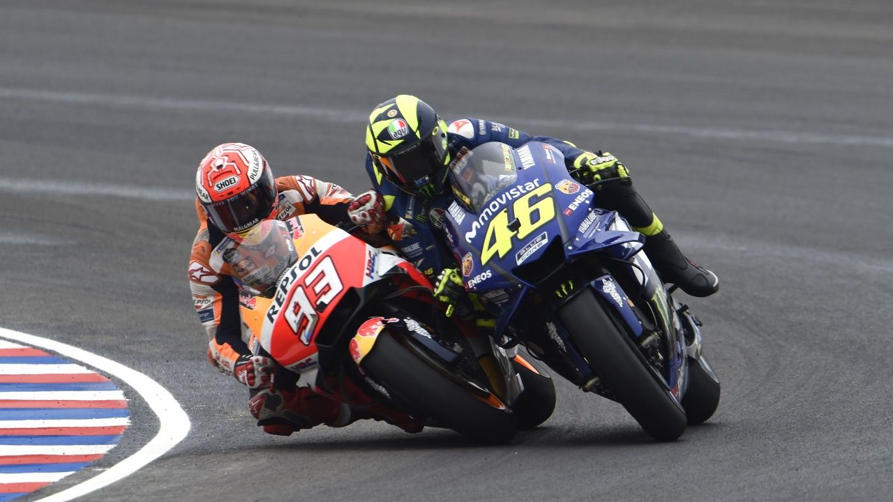Marc Márquez tira a Valentino Rossi
