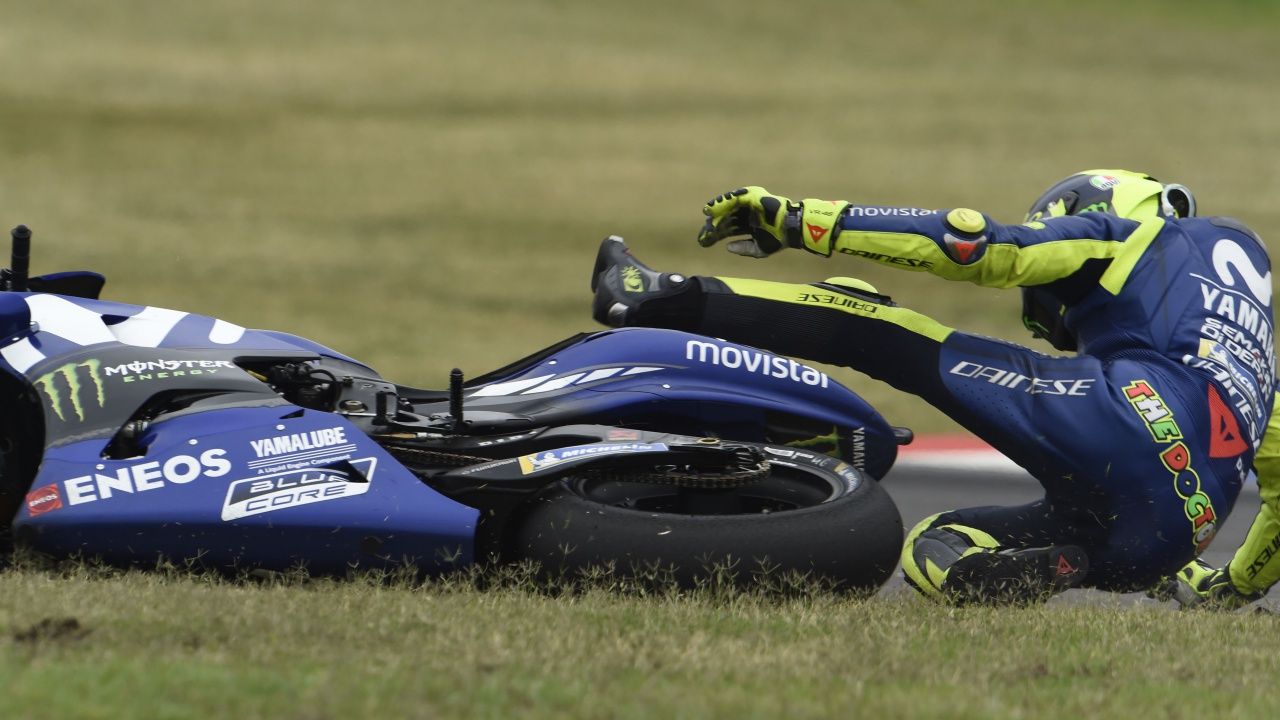 Marc Márquez tira a Valentino Rossi