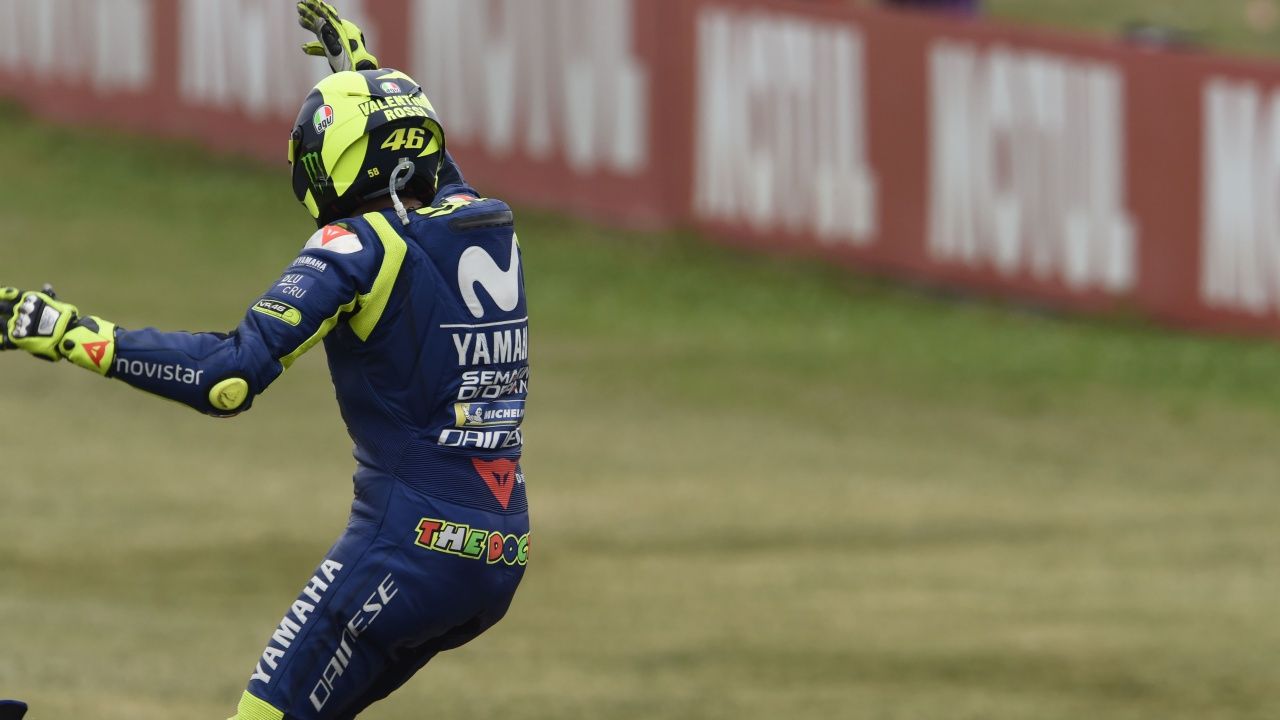 Marc Márquez tira a Valentino Rossi