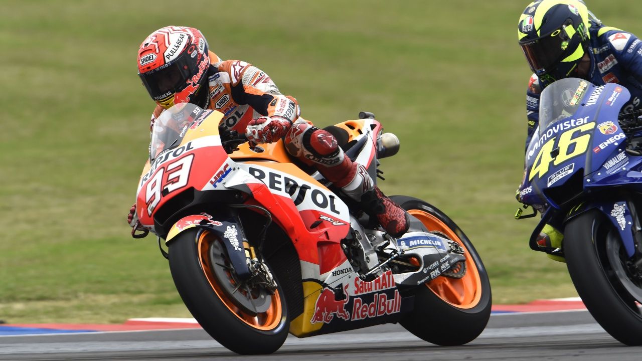 Marc Márquez tira a Valentino Rossi