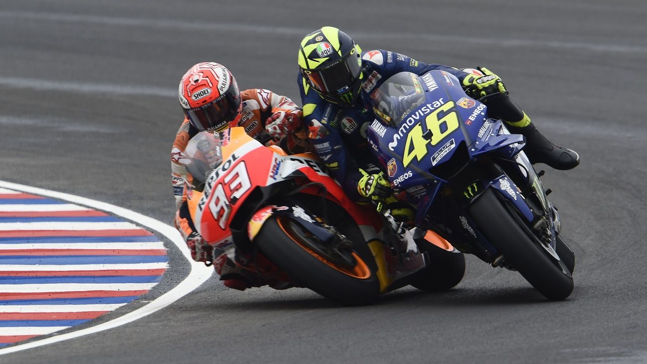 Marc Márquez tira a Valentino Rossi