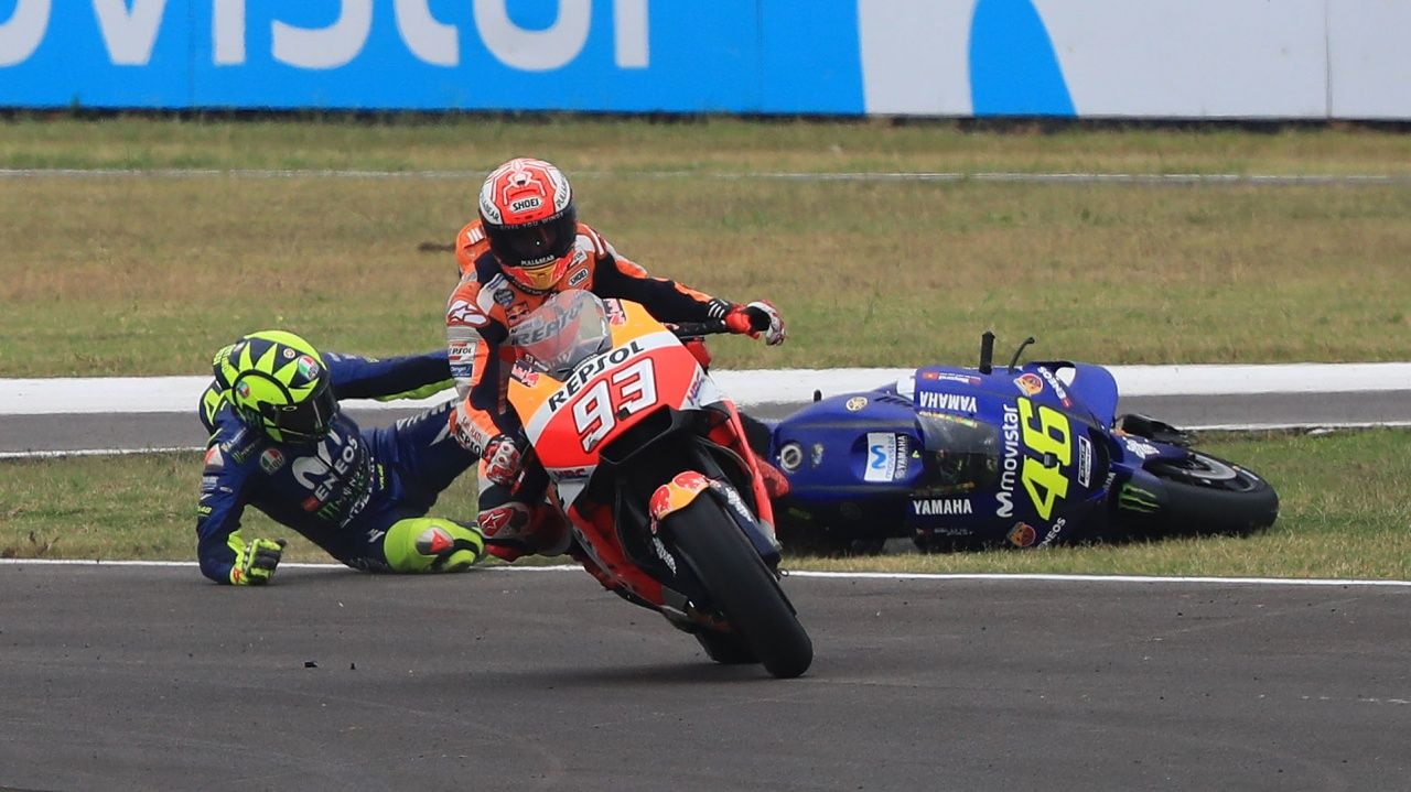 Marc Márquez tira a Valentino Rossi