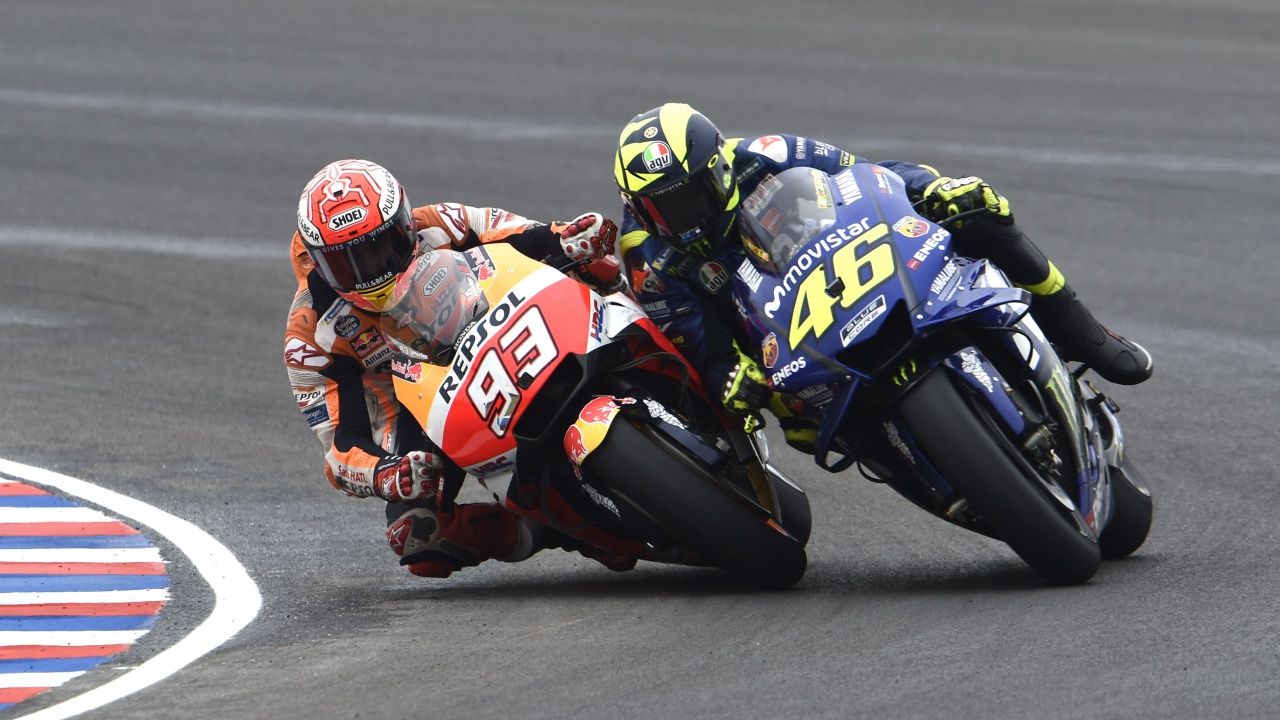 Marc Márquez tira a Valentino Rossi