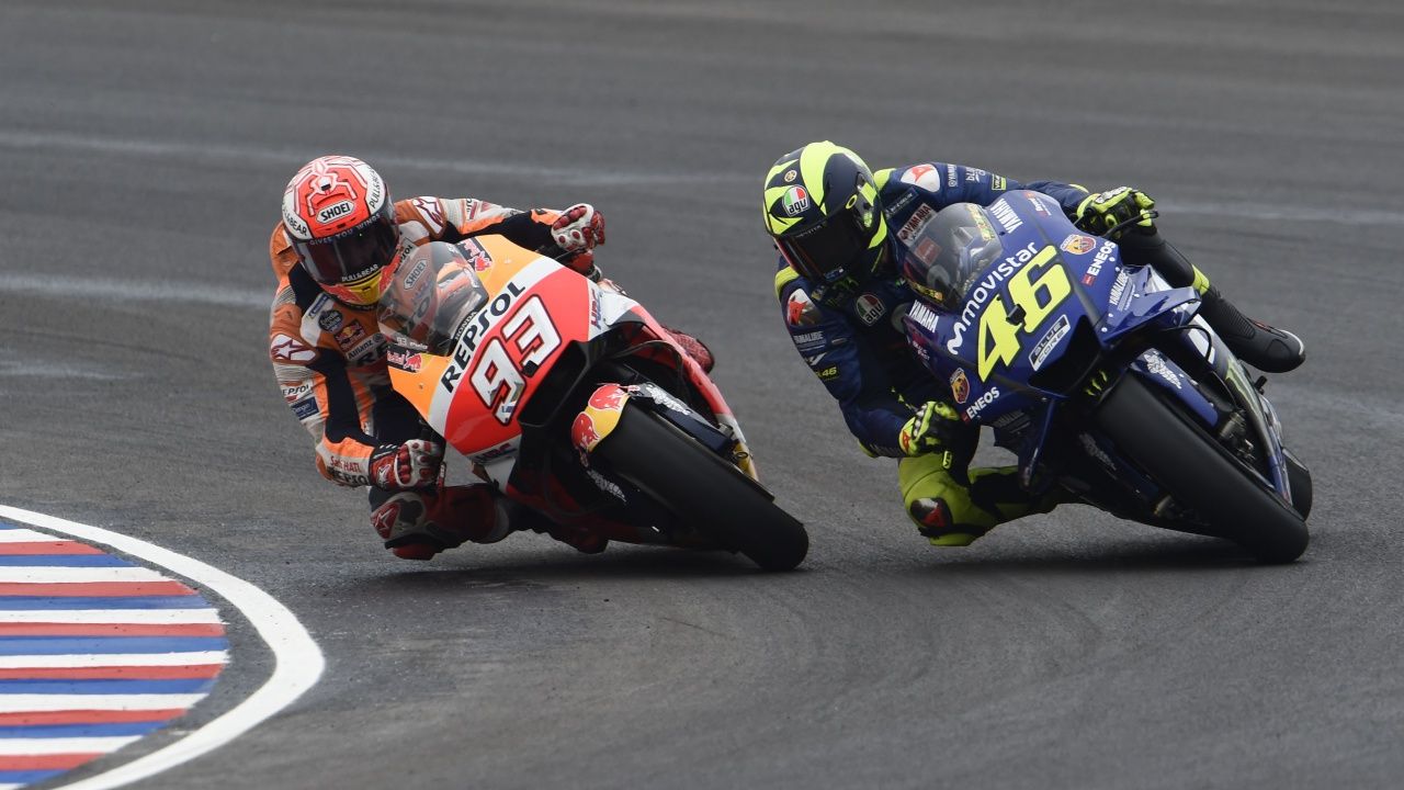 Marc Márquez tira a Valentino Rossi
