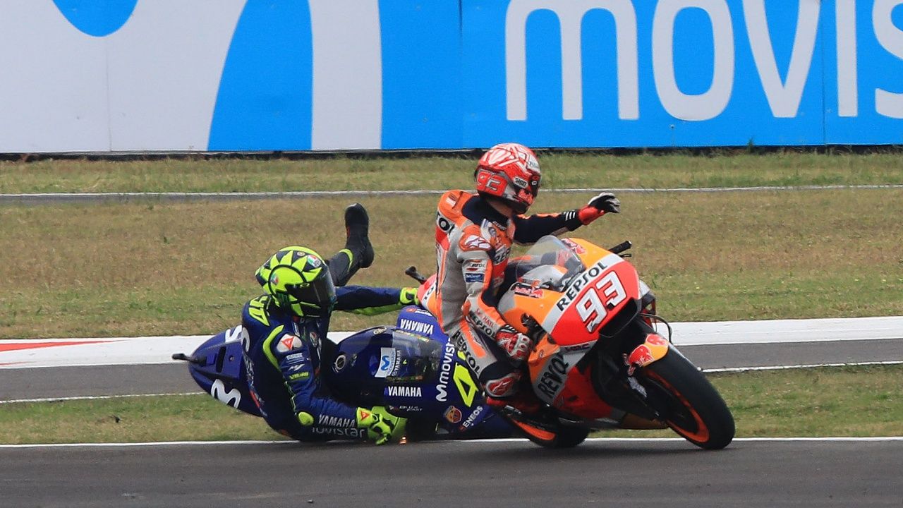Marc Márquez tira a Valentino Rossi