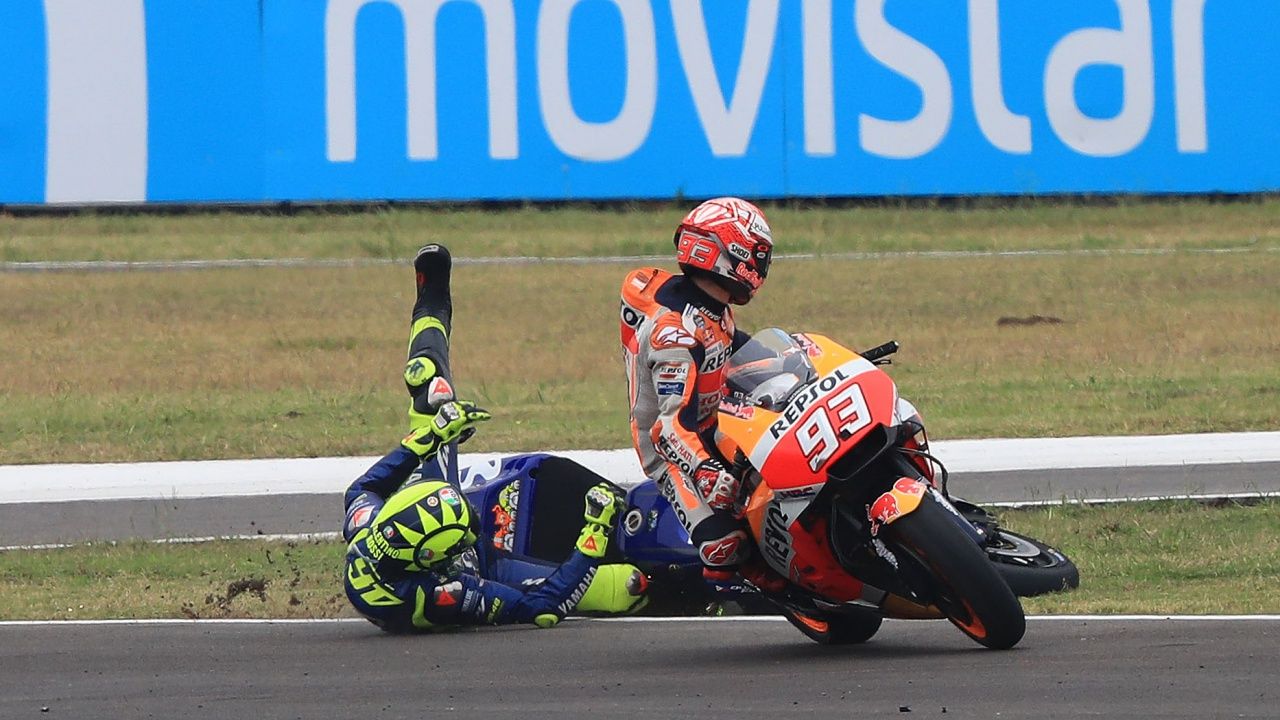 Marc Márquez tira a Valentino Rossi