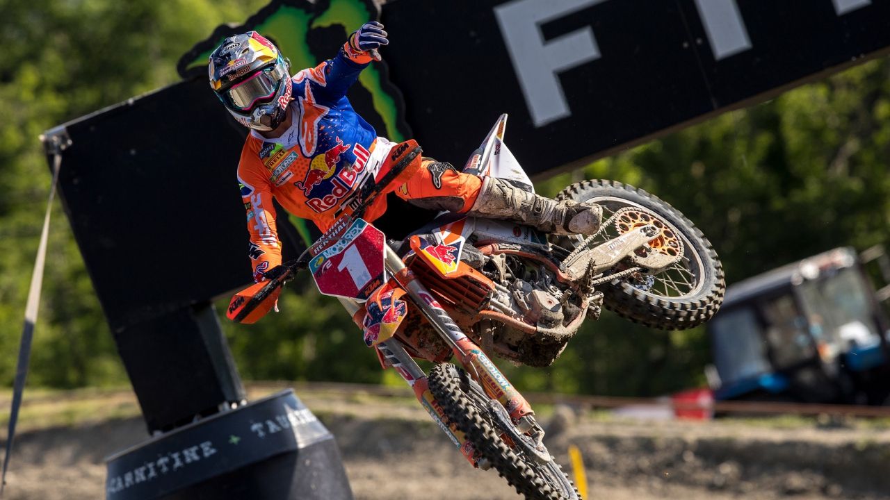 Pauls Jonass resiste los ataques de Jorge Prado en un duelo estelar en MX2