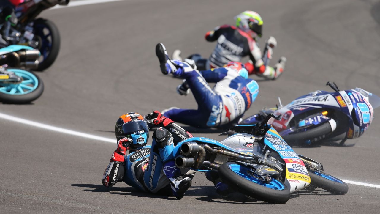 Arón Canet tira a tres pilotos en Jerez 2018
