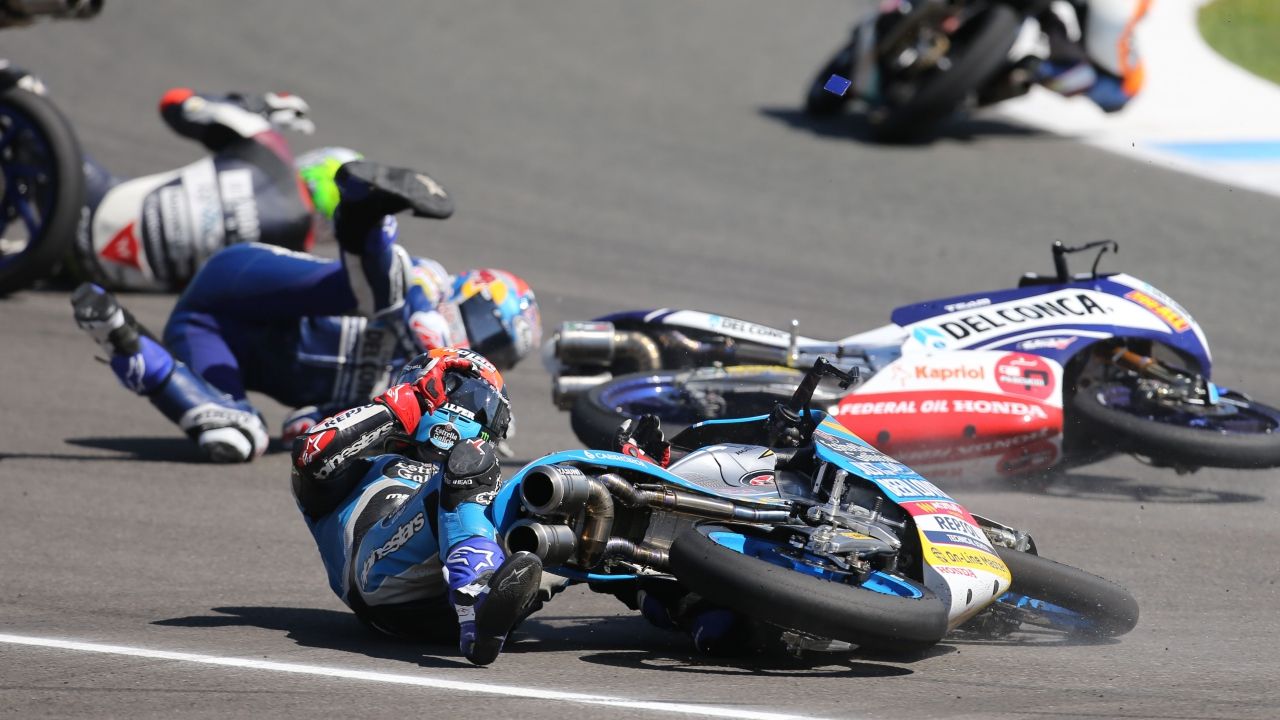 Arón Canet tira a tres pilotos en Jerez 2018