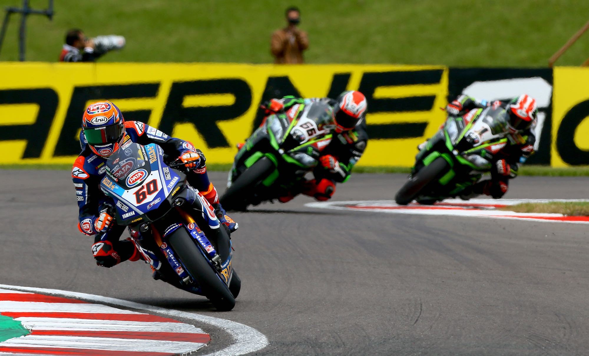 Doblete de Michael van der Mark en una apasionante carrera en Donington Park