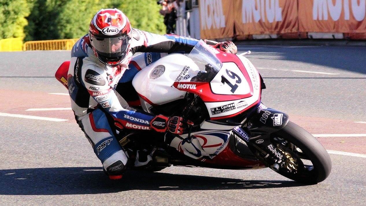 Steve Mercer gravemente herido al chocar con un coche en el TT de la Isla de Man