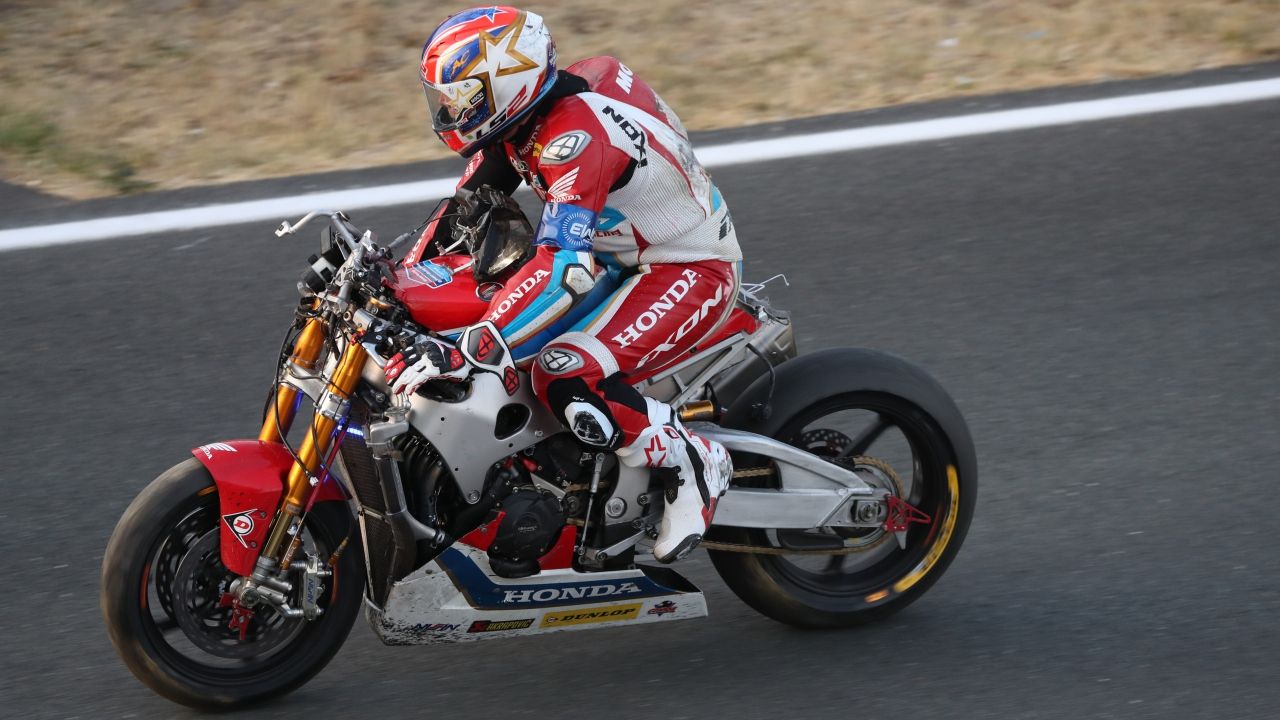 Gregory Leblanc: se cae, se levanta, arregla la moto y sigue