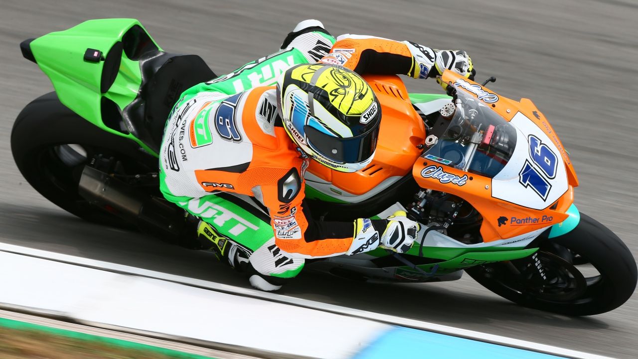 Jules Cluzel vence a Sandro Cortese en un mano a mano increíble en Brno