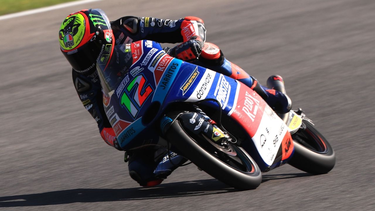 Marco Bezzecchi responde a Jorge Martín y lidera el viernes de Moto3 en Catalunya