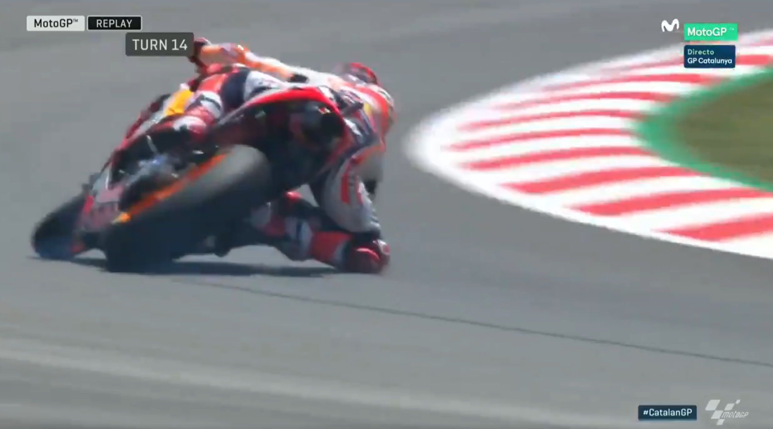 Bestial salvada de Marc Márquez ante la afición en Barcelona