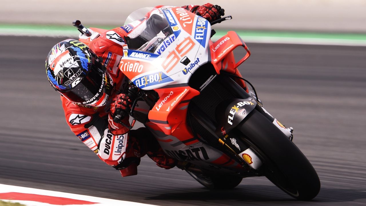Jorge Lorenzo manda en los libres de MotoGP en el primer día en Catalunya