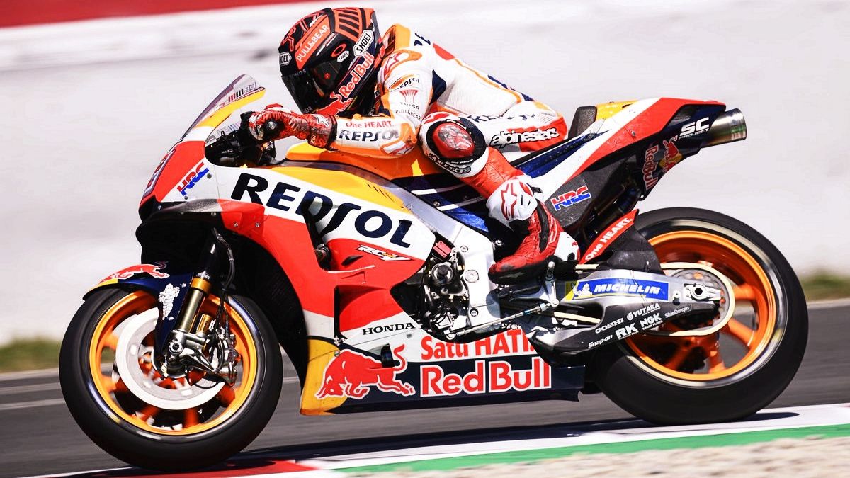 Marc Márquez supera a Andrea Iannone en el test de MotoGP en Catalunya