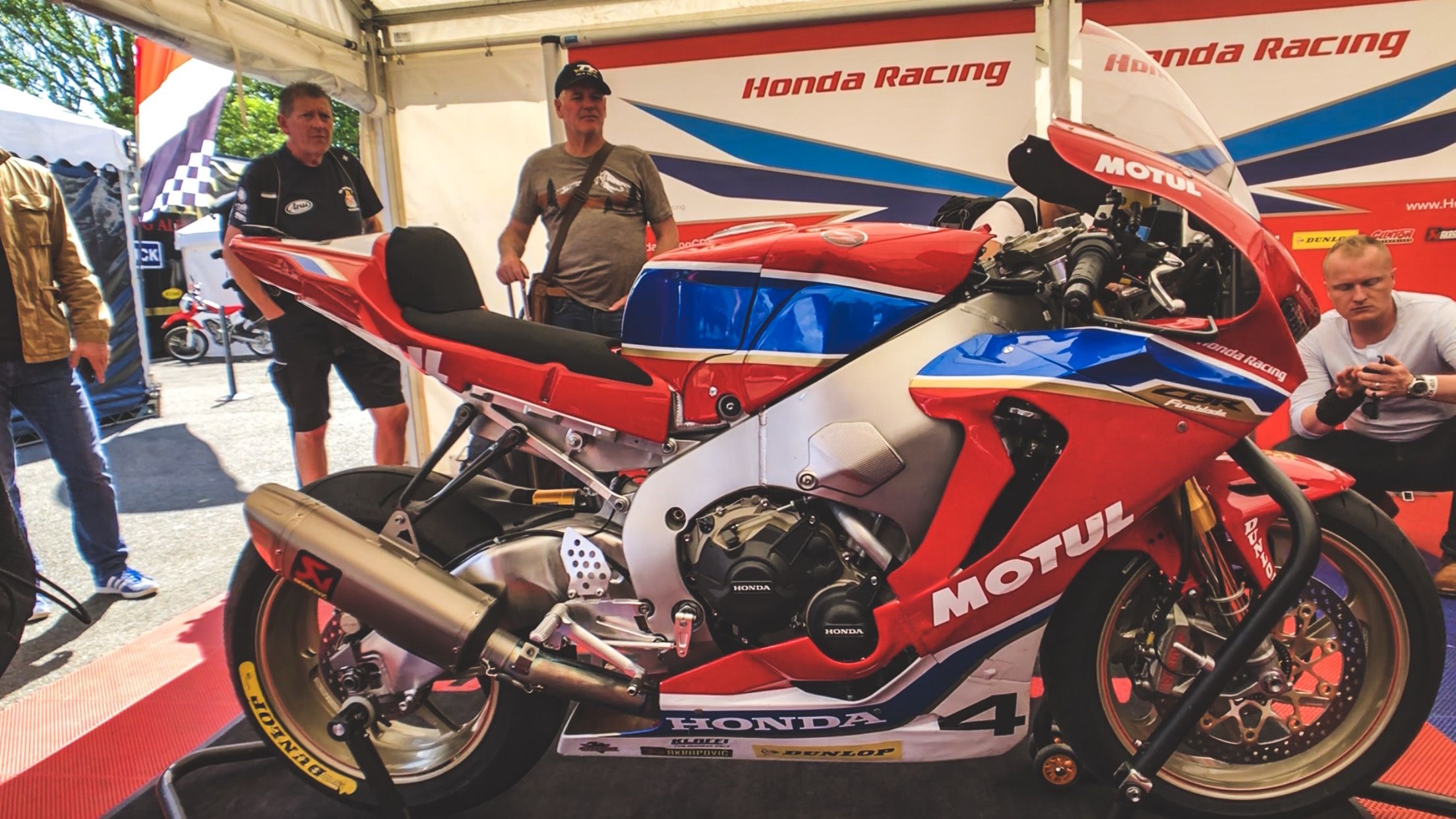 70.000 euros para 30 cv, ¿cómo preparan una STK y SBK en el Tourist Trophy?