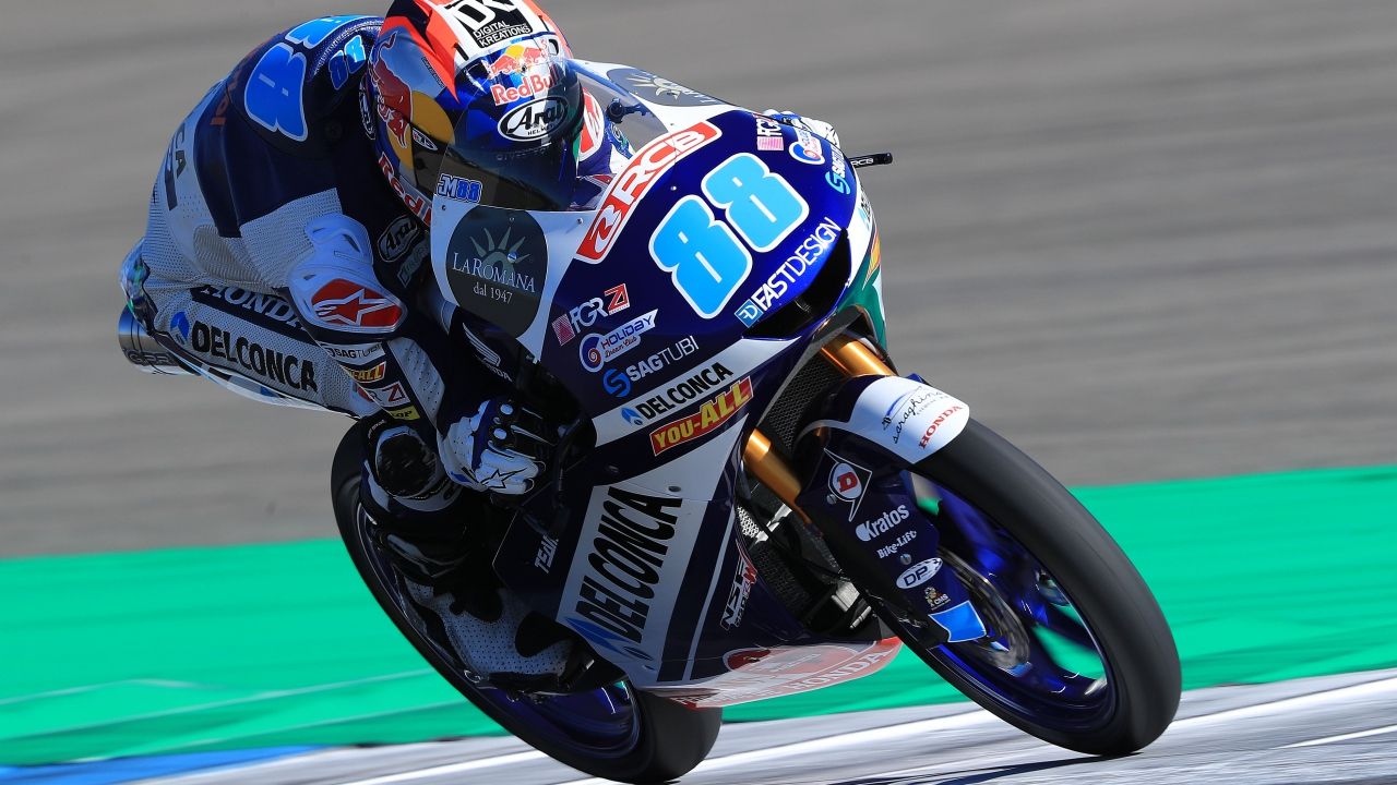 Jorge Martín da una lección de estrategia en Assen y recupera el liderato de Moto3