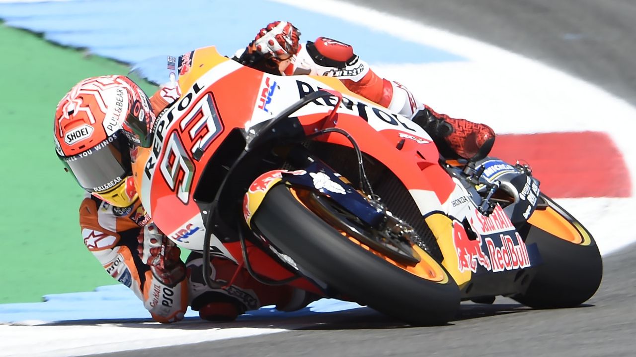Marc Márquez se queda una pole muy loca en Assen con Valentino Rossi tercero