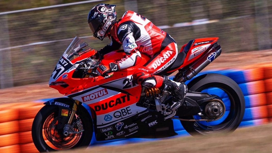 NoTodoMotoGP: Troy Bayliss sigue ganando a los 49 y Can Oncu arrasa sin los 14