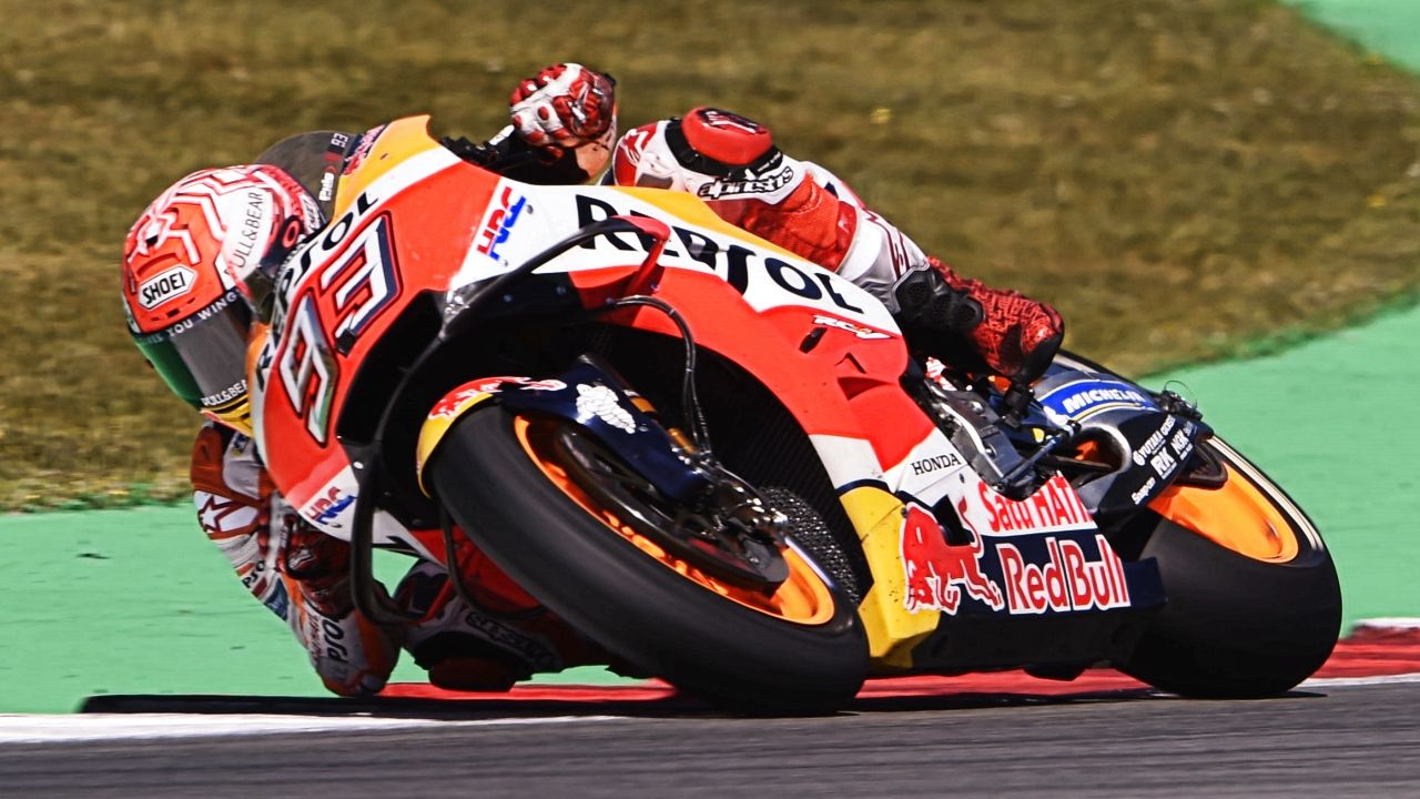Marc Márquez traza una curva de derechas en Assen (Foto: Gold & Goose)