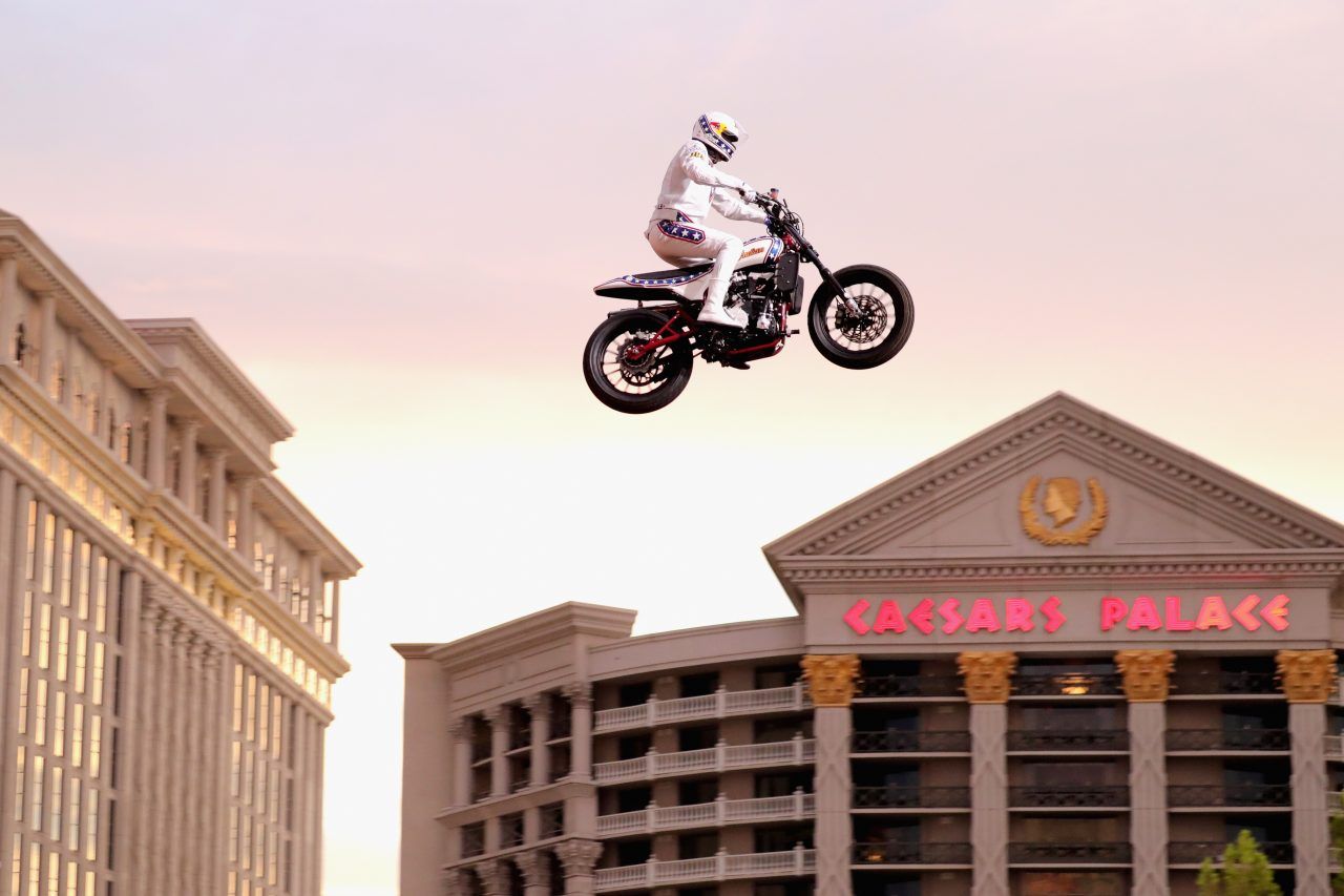 Travis Pastrana emula el salto que casi mata a Evel Knievel