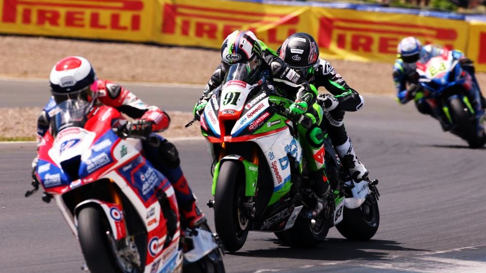 Leon Haslam y Jake Dixon brillan en la fiesta British de Kawasaki (Foto: BSB)