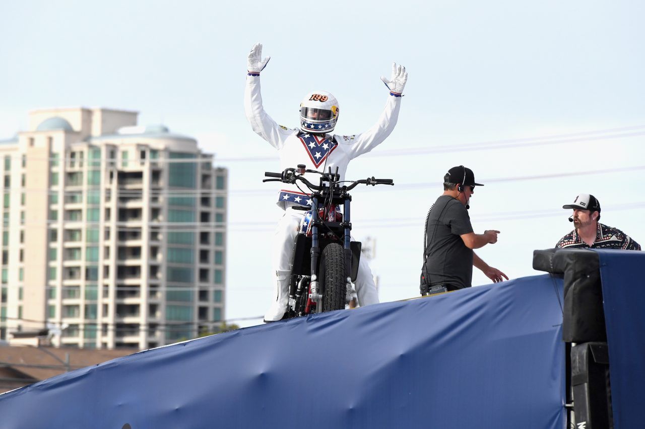 Travis Pastrana emula a Evel Knievel en Las Vegas