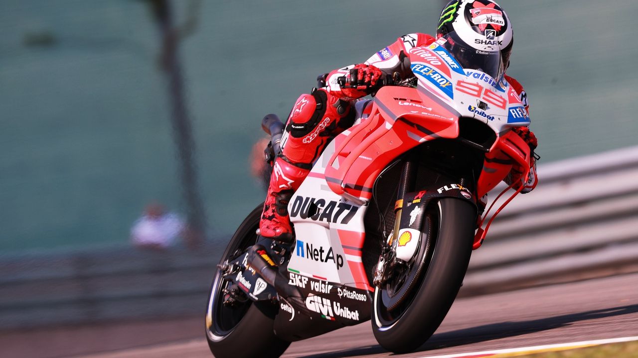 Jorge Lorenzo lidera y Marc Márquez marca el ritmo en MotoGP en Sachsenring