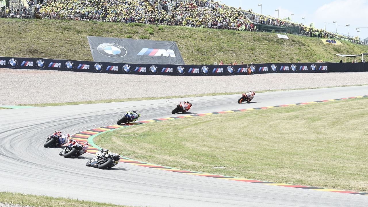 El grupo de cabeza rueda estirado en Sachsenring (Fotos: Gold & Goose)