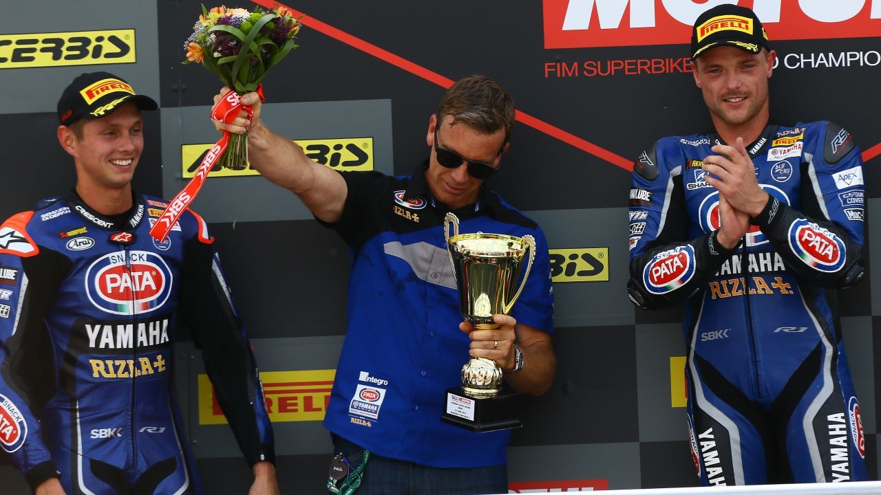 Alex Lowes y Michael van der Mark festejan su doblete en Brno junto a Paul Denning (Foto: Gold & Goose)