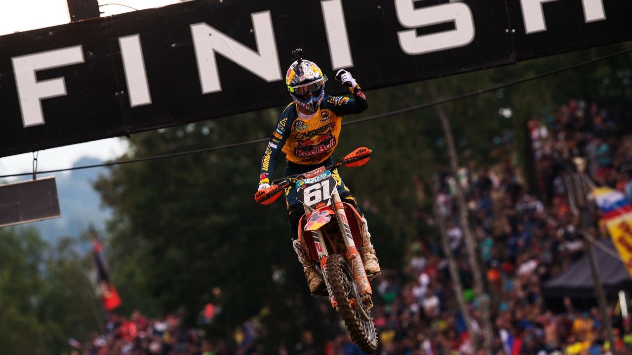 Jorge Prado cruza victorioso la meta de Loket (Fotos: KTM)