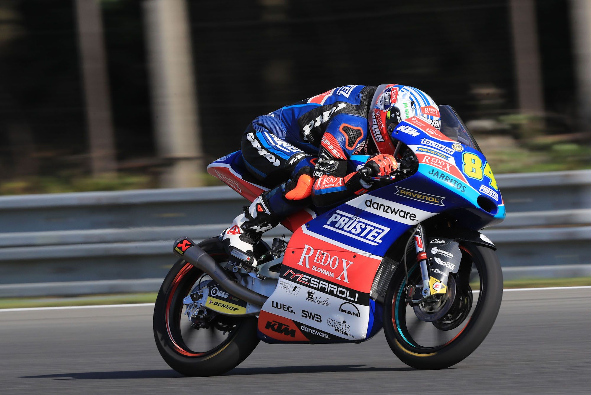 Pole Jakub Kornfeil en Brno aprovechando la inocencia de media parrilla