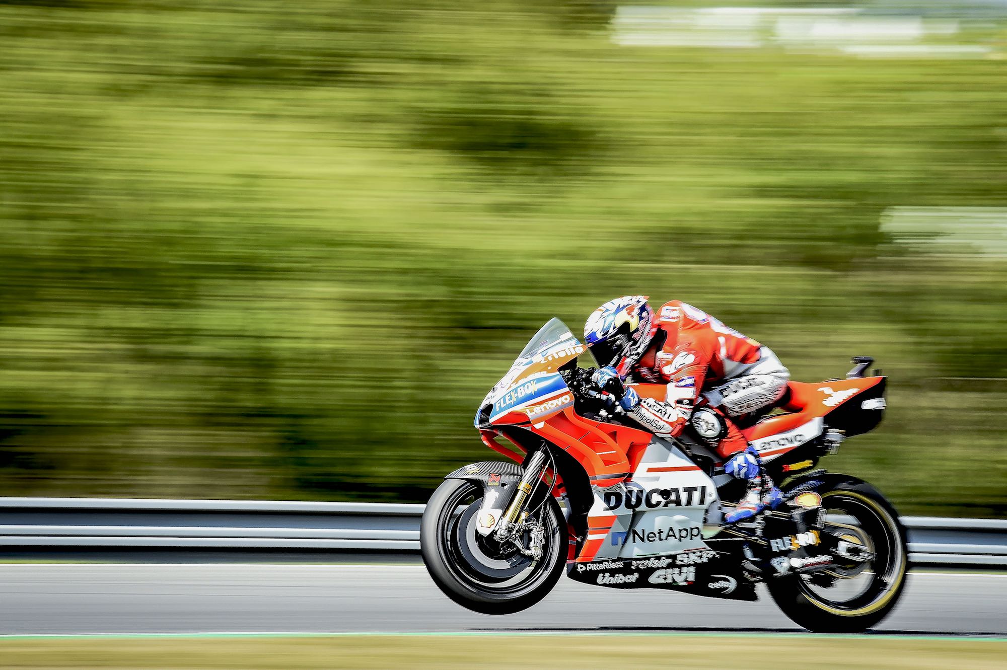 Andrea Dovizioso contiene a Jorge Lorenzo y Marc Márquez para llevarse la victoria en Brno