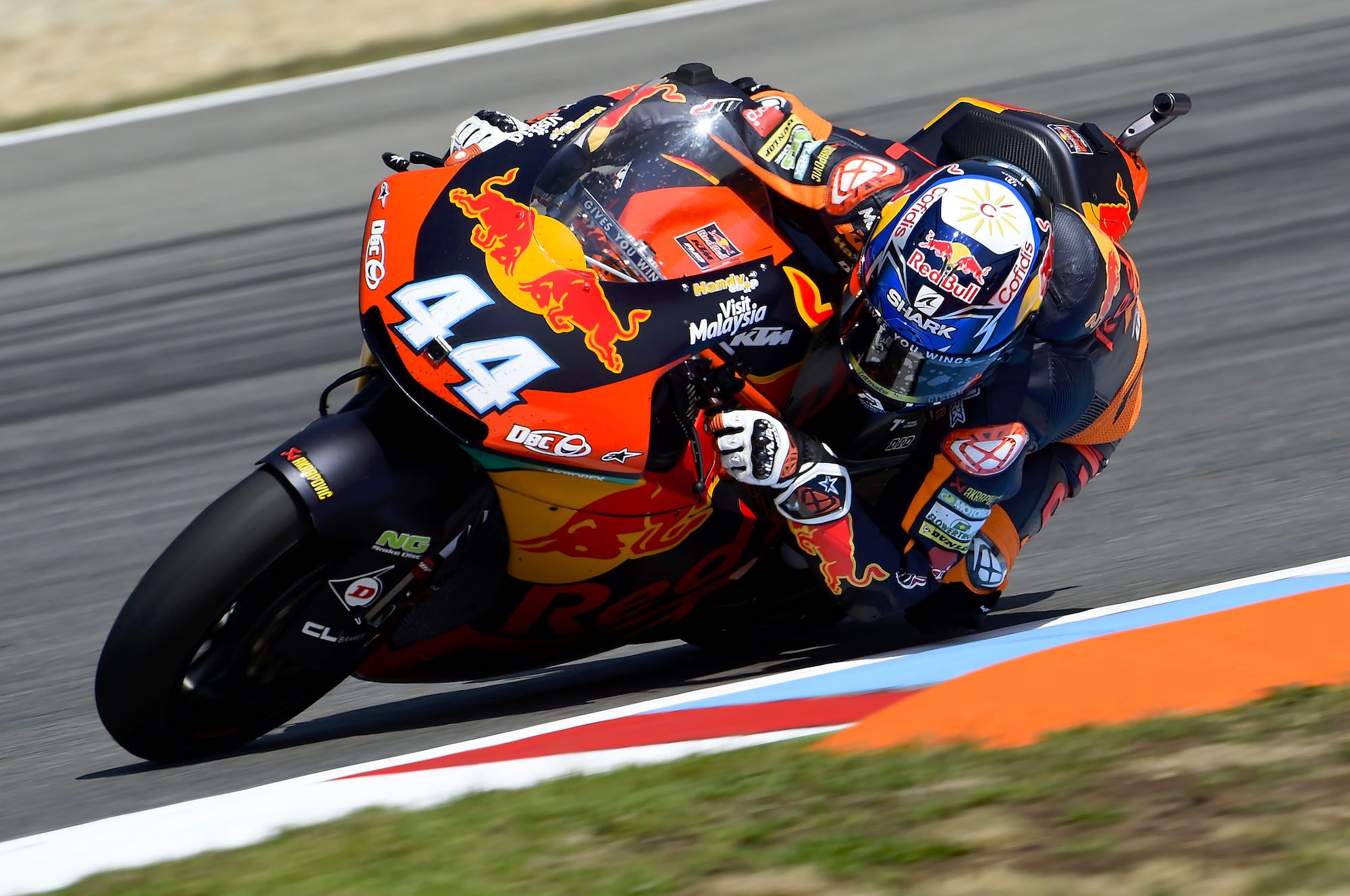 Miguel Oliveira es ya líder de Moto2 tras batirse en un bello duelo con Luca Marini