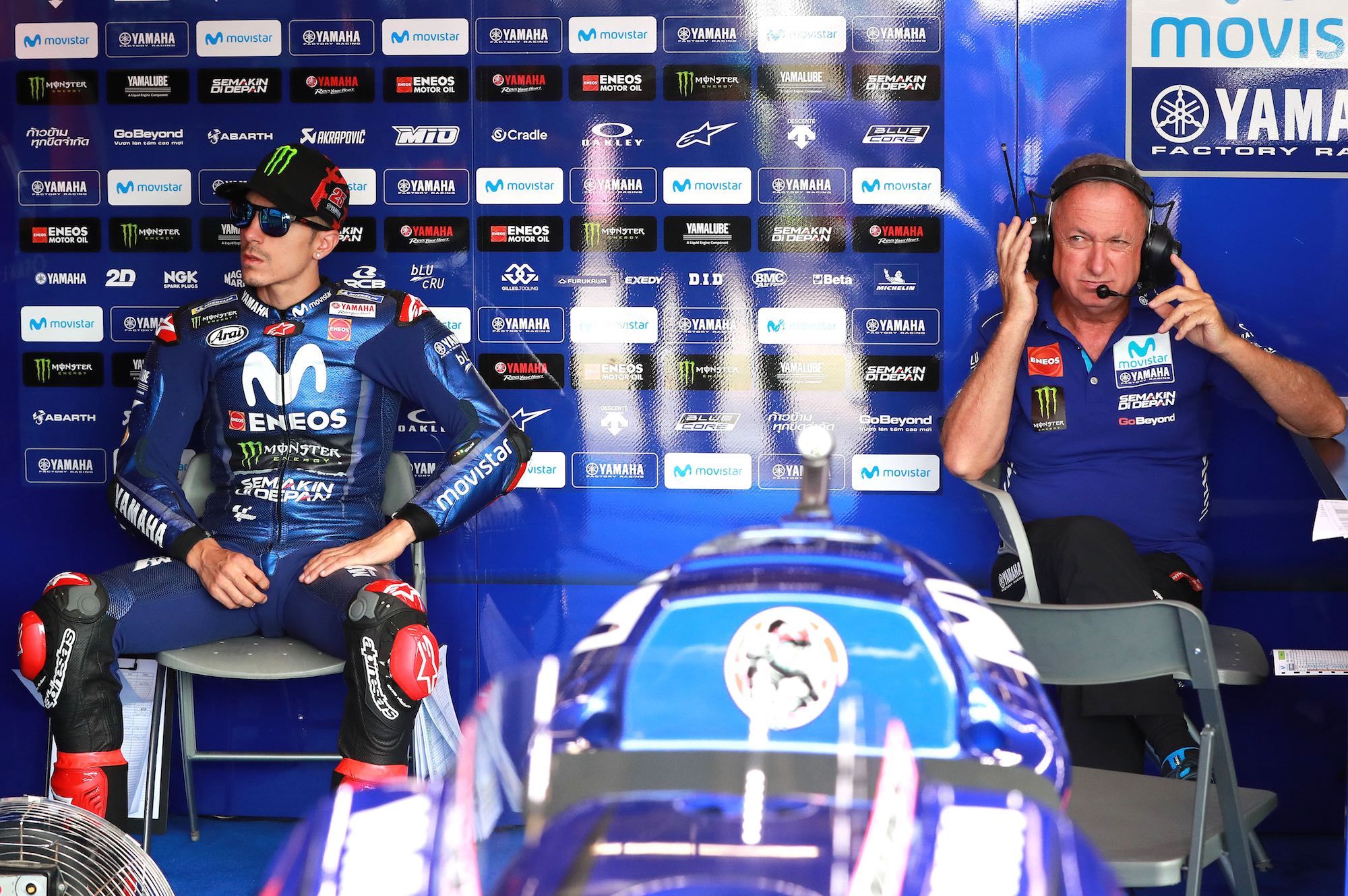 Maverick Viñales y Ramón Forcada en el box de Brno | Foto: G&G