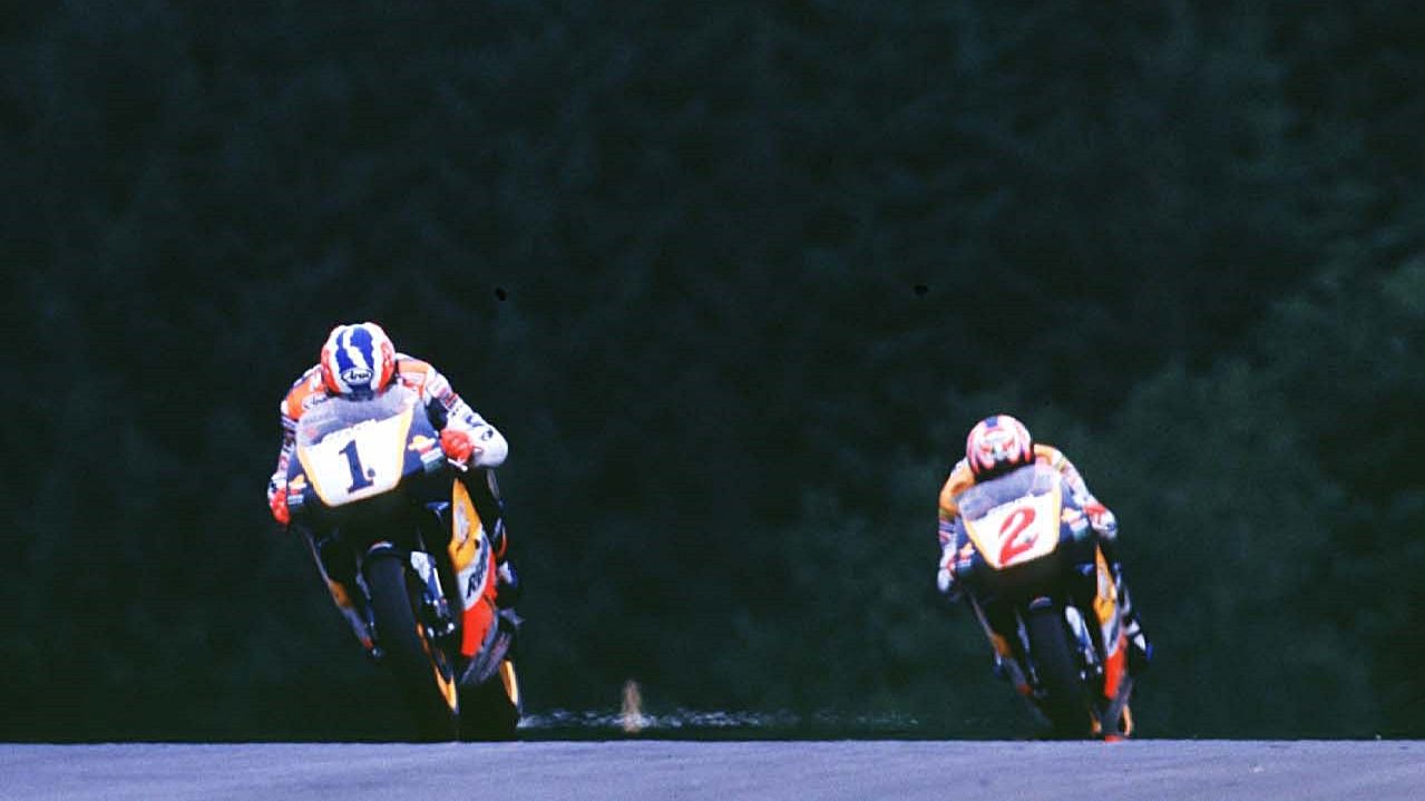 Mick Doohan y Álex Crivillé, una rivalidad bien entendida (Foto: Gold & Goose)