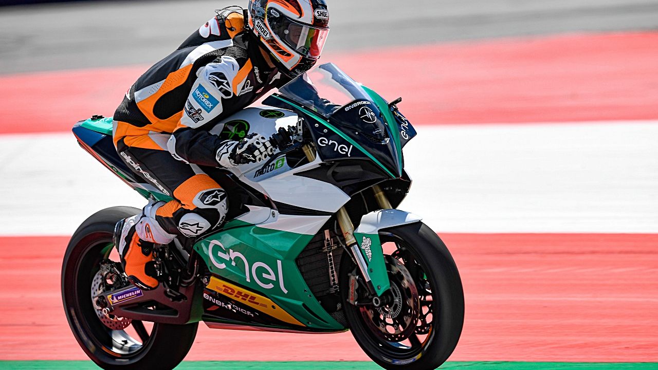 Alex Hofmann con la Energica Ego Corsa (Foto: MotoGP)
