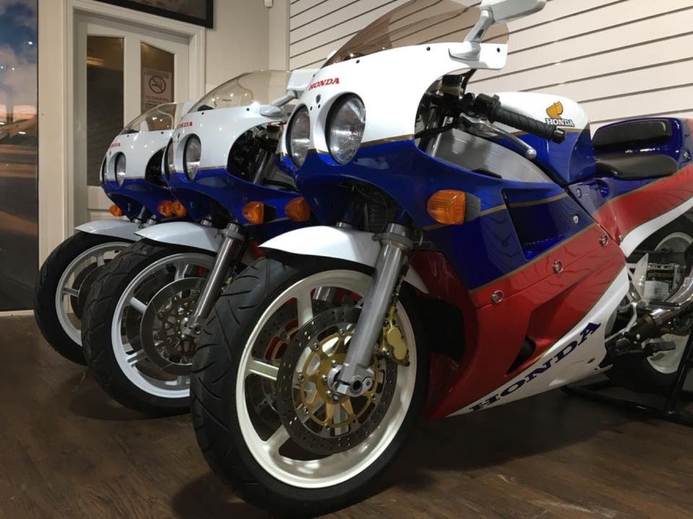 Salen a la venta tres Honda RC30 nuevas