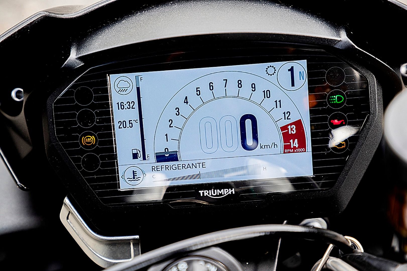 Comparativa Yamaha MT-09 SP vs Triumph Street Trile RS