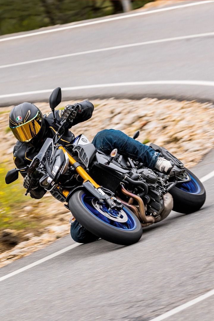 Comparativa Yamaha MT-09 SP vs Triumph Street Trile RS