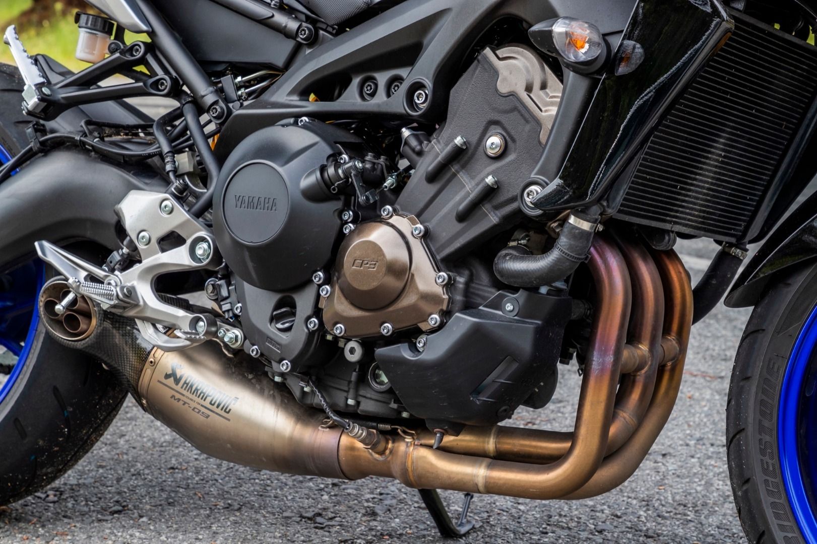 Comparativa Yamaha MT-09 SP vs Triumph Street Trile RS
