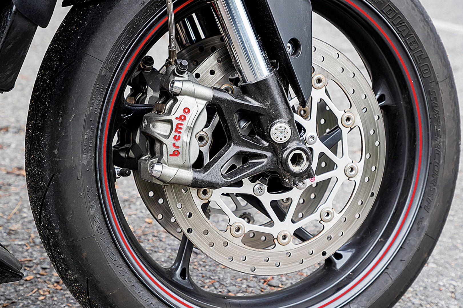 Comparativa Yamaha MT-09 SP vs Triumph Street Trile RS