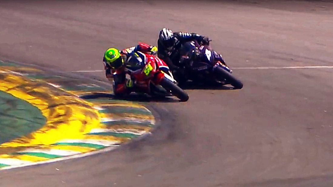 Alex Barros vence a los 47 años en un mano a mano de infarto