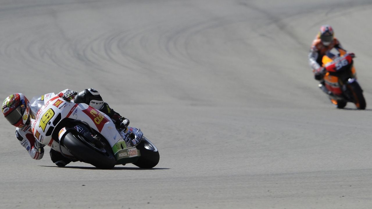 Álvaro Bautista perseguido por Jonathan Rea en MotoGP Aragón 2012 (Foto: Gold & Goose)
