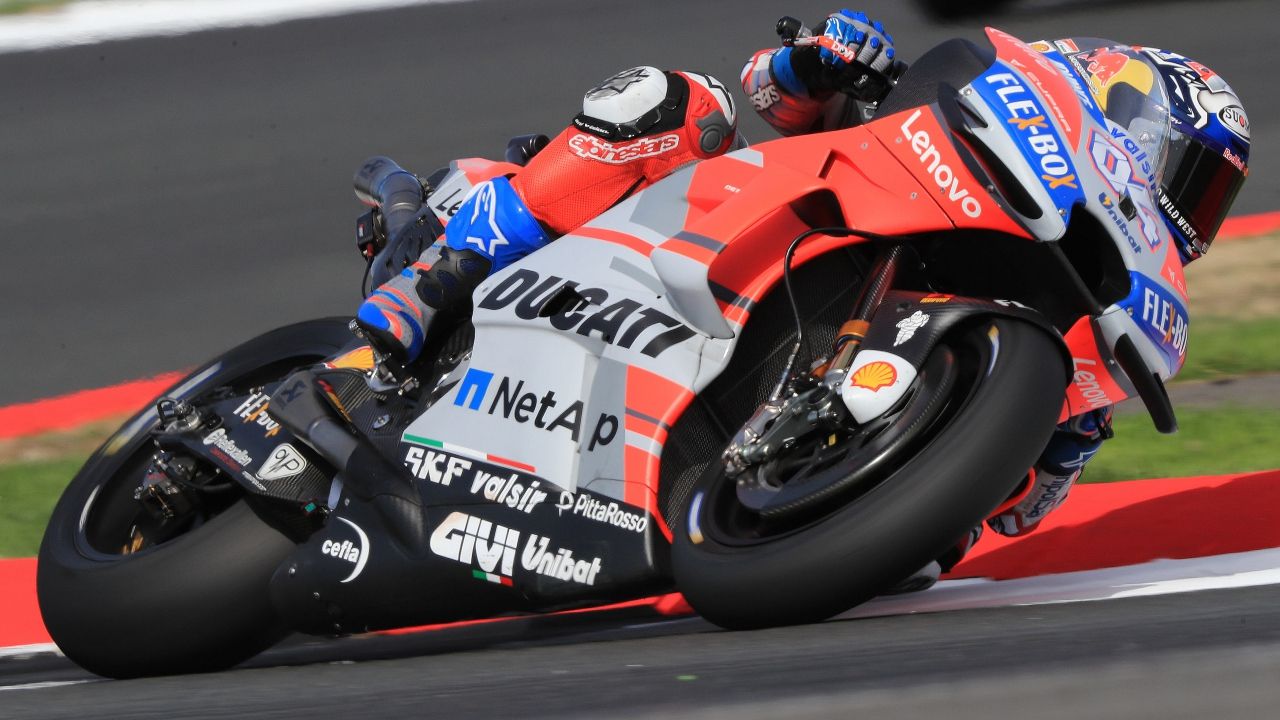 Andrea Dovizioso comanda y Yamaha respira en los libres de MotoGP en Silverstone