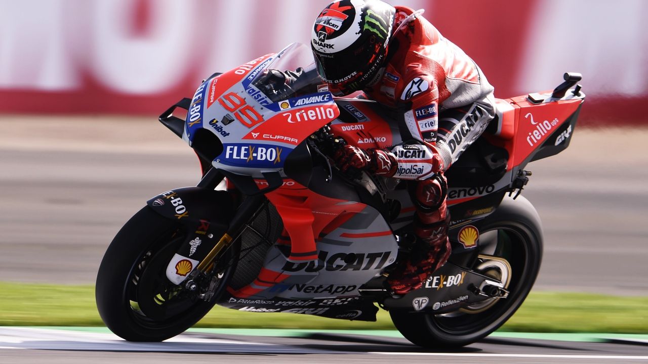 Jorge Lorenzo se lleva la pole de MotoGP en las extrañas condiciones de Silverstone